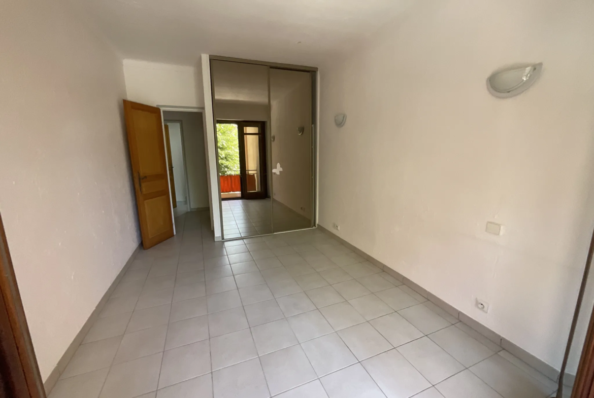 Spacieux appartement 2 pièces avec balcon et parking à Vence 