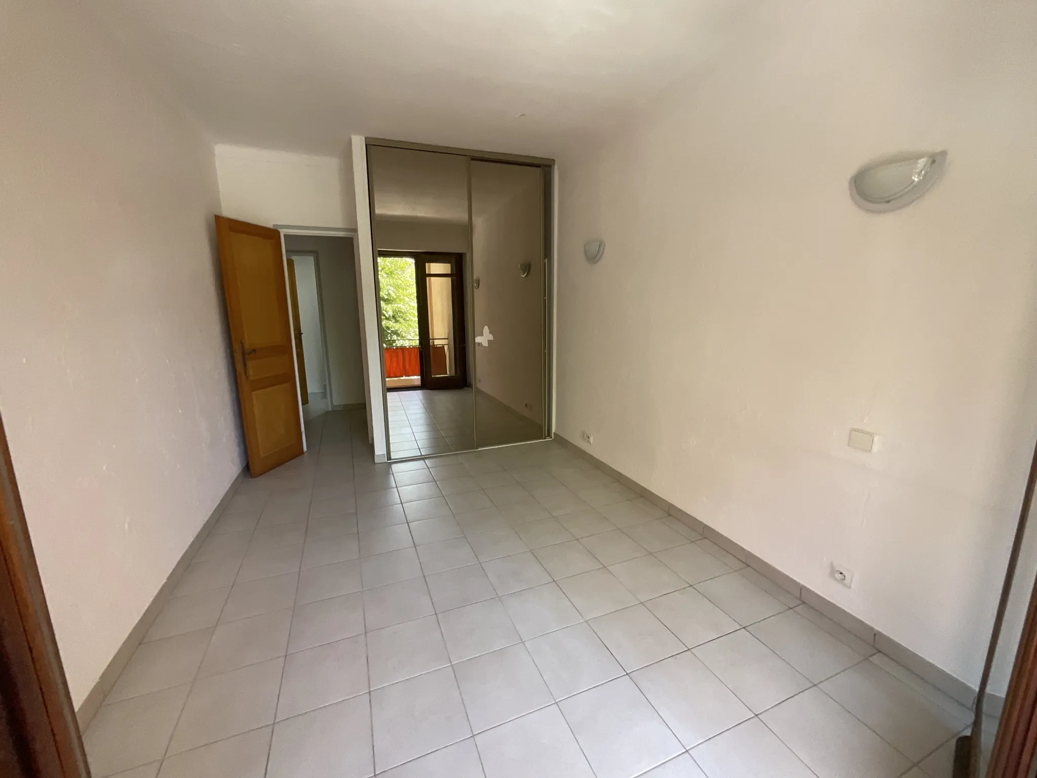 Spacieux appartement 2 pièces avec balcon et parking à Vence 