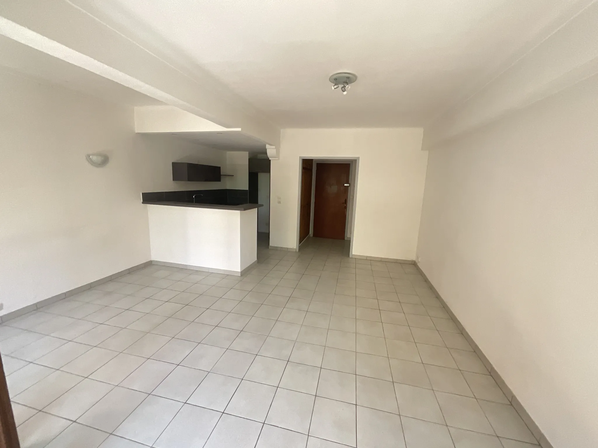 Spacieux appartement 2 pièces avec balcon et parking à Vence 