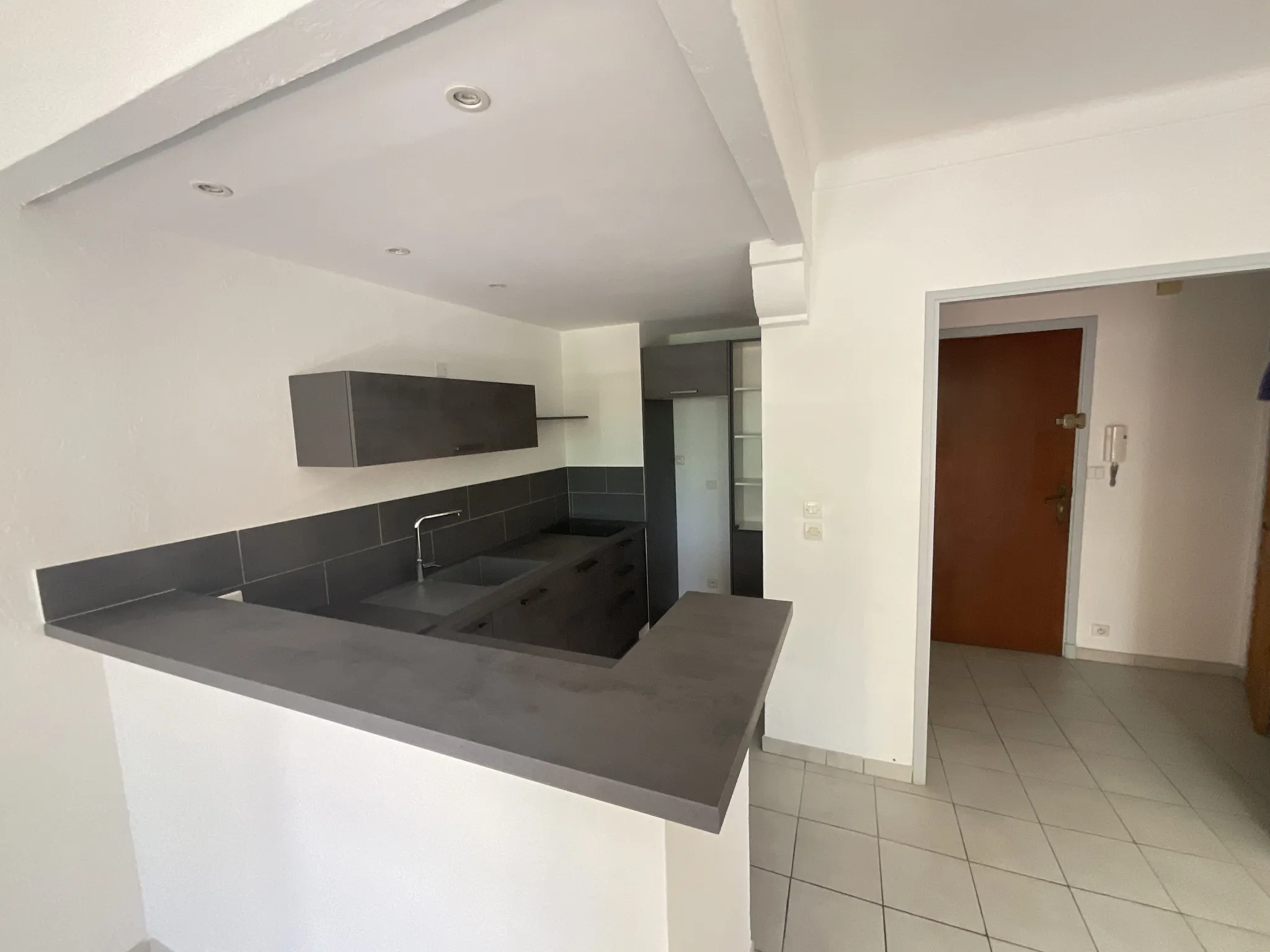 Spacieux appartement 2 pièces avec balcon et parking à Vence 