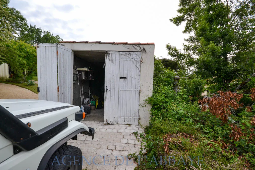 Maison à Saint-Sauvant de 115 m² avec 4 chambres et jardin de 3300 m² 