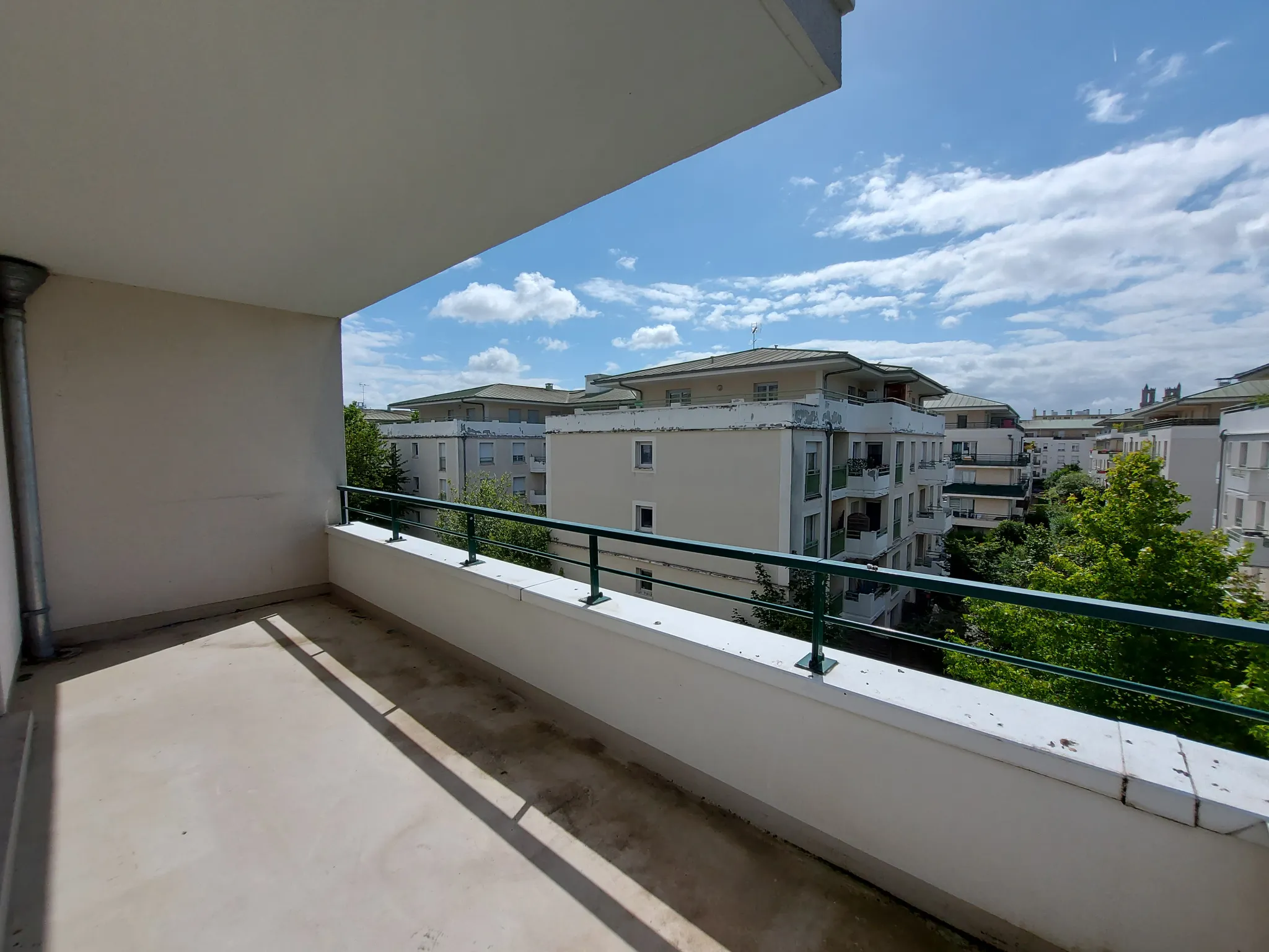 Appartement à vendre à Mantes-la-Jolie - T3 avec Balcons et Parkings 