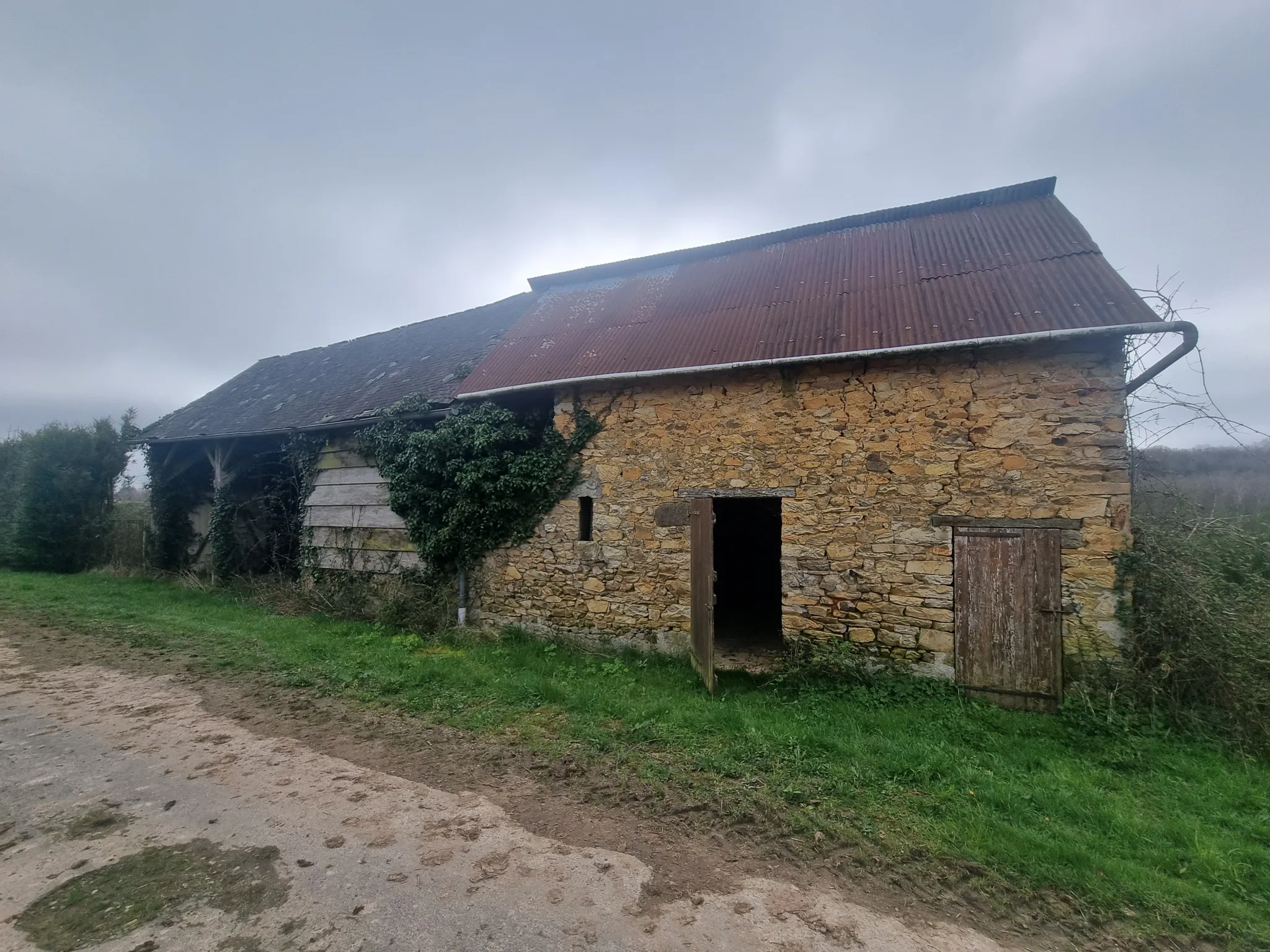 Maison en pierre à restaurer dans un cadre paisible 