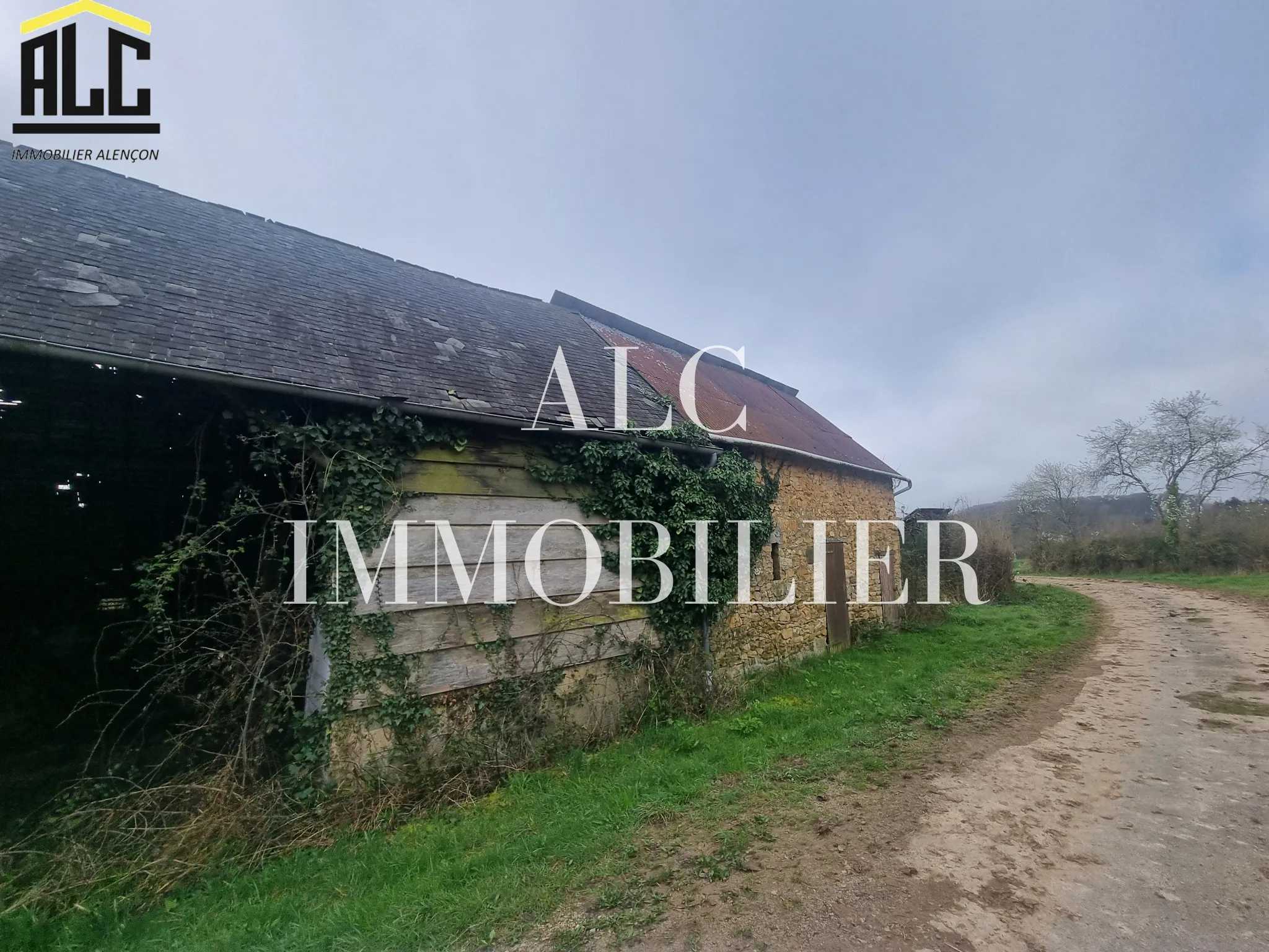 Maison en pierre à restaurer dans un cadre paisible 