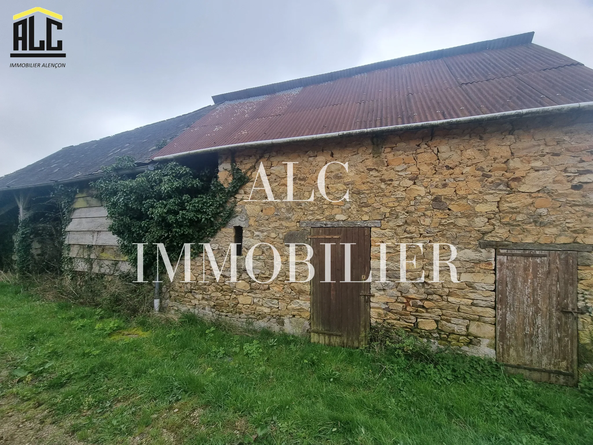 Maison en pierre à restaurer dans un cadre paisible 