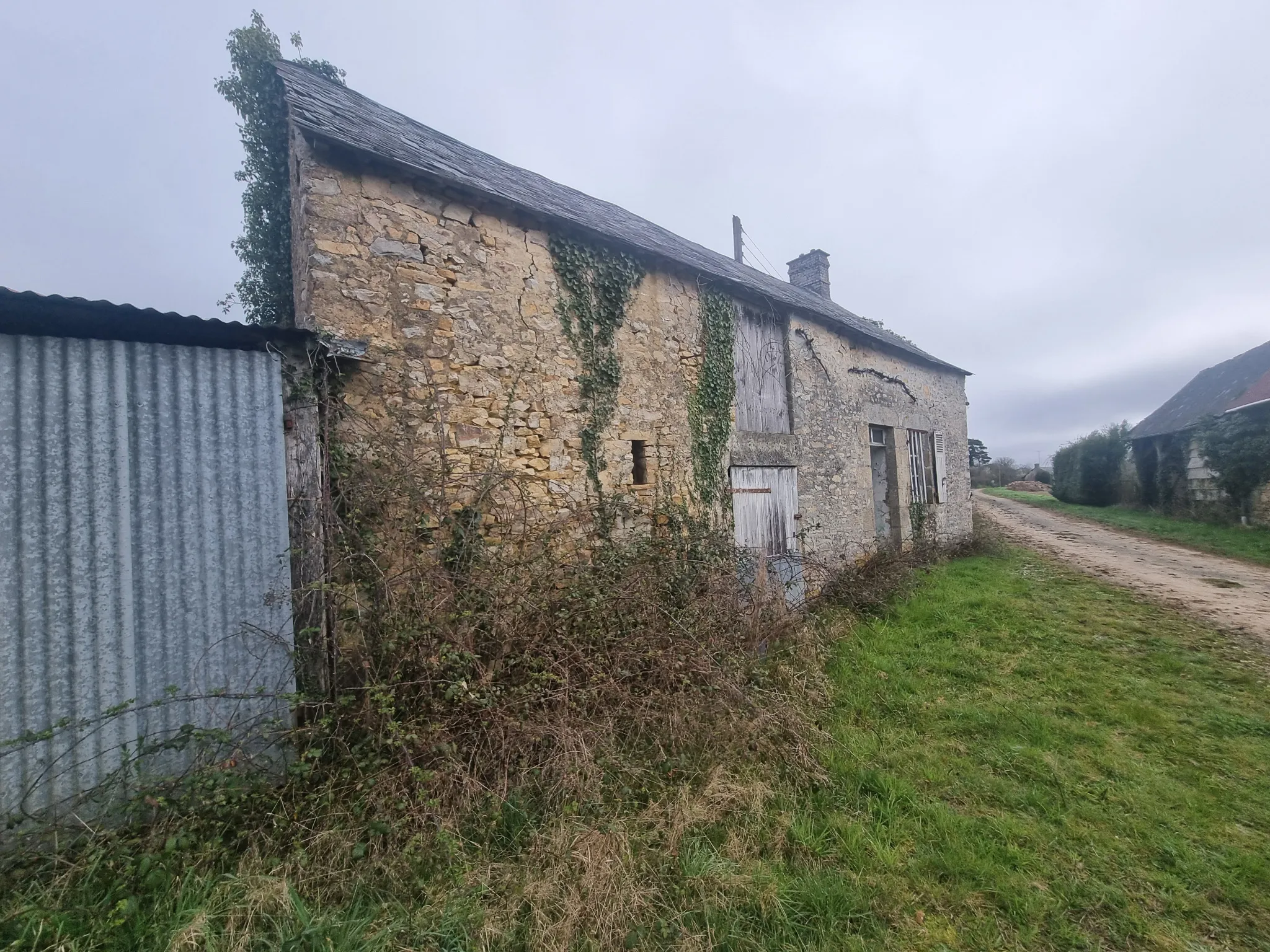 Maison en pierre à restaurer dans un cadre paisible 