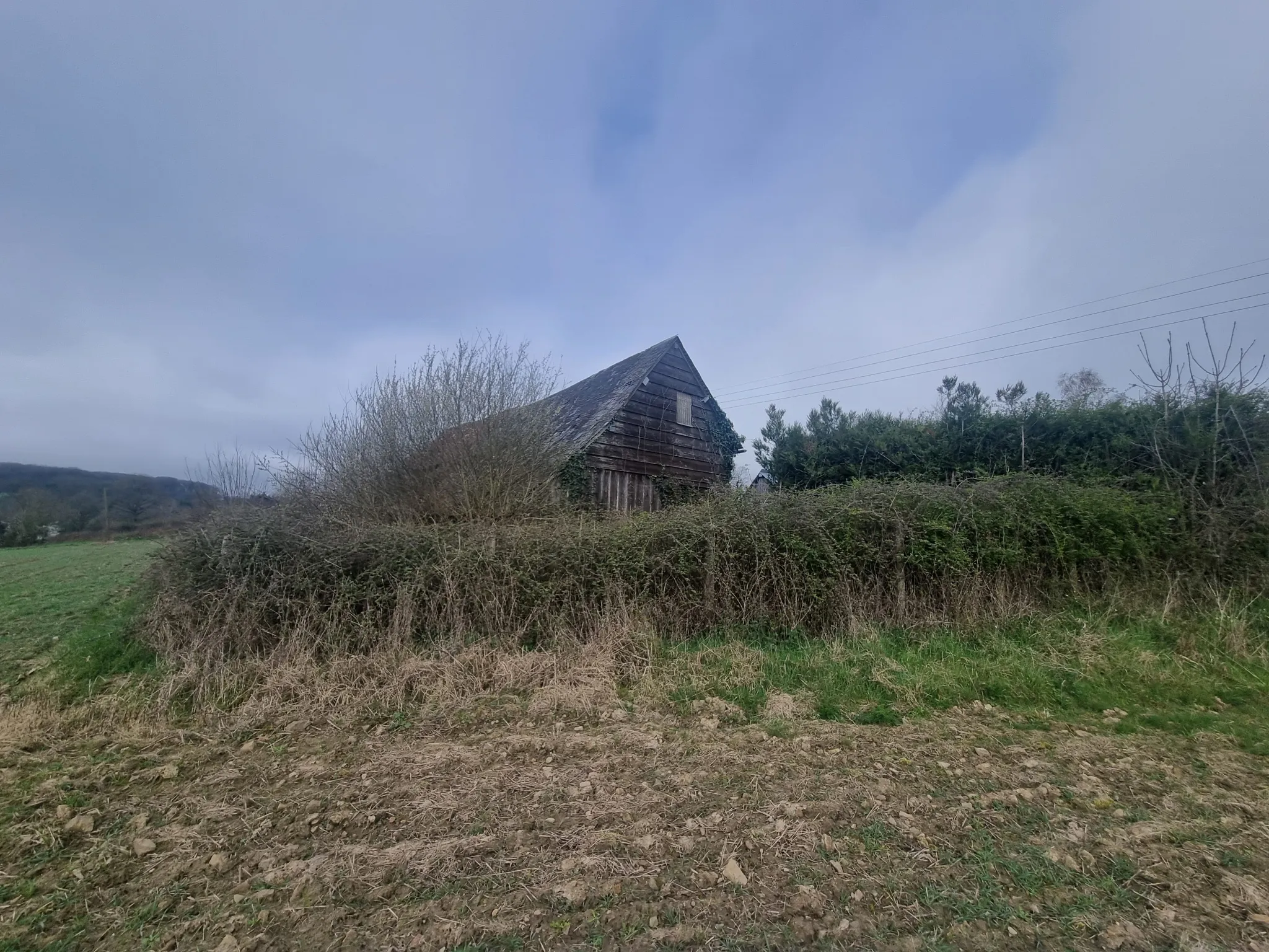 Maison en pierre à restaurer dans un cadre paisible 