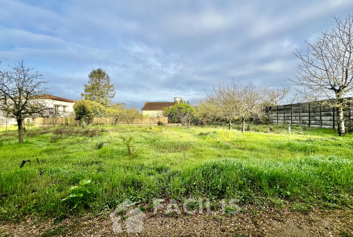 Terrain à bâtir viabilisé de 1 082 m² à Poitiers 