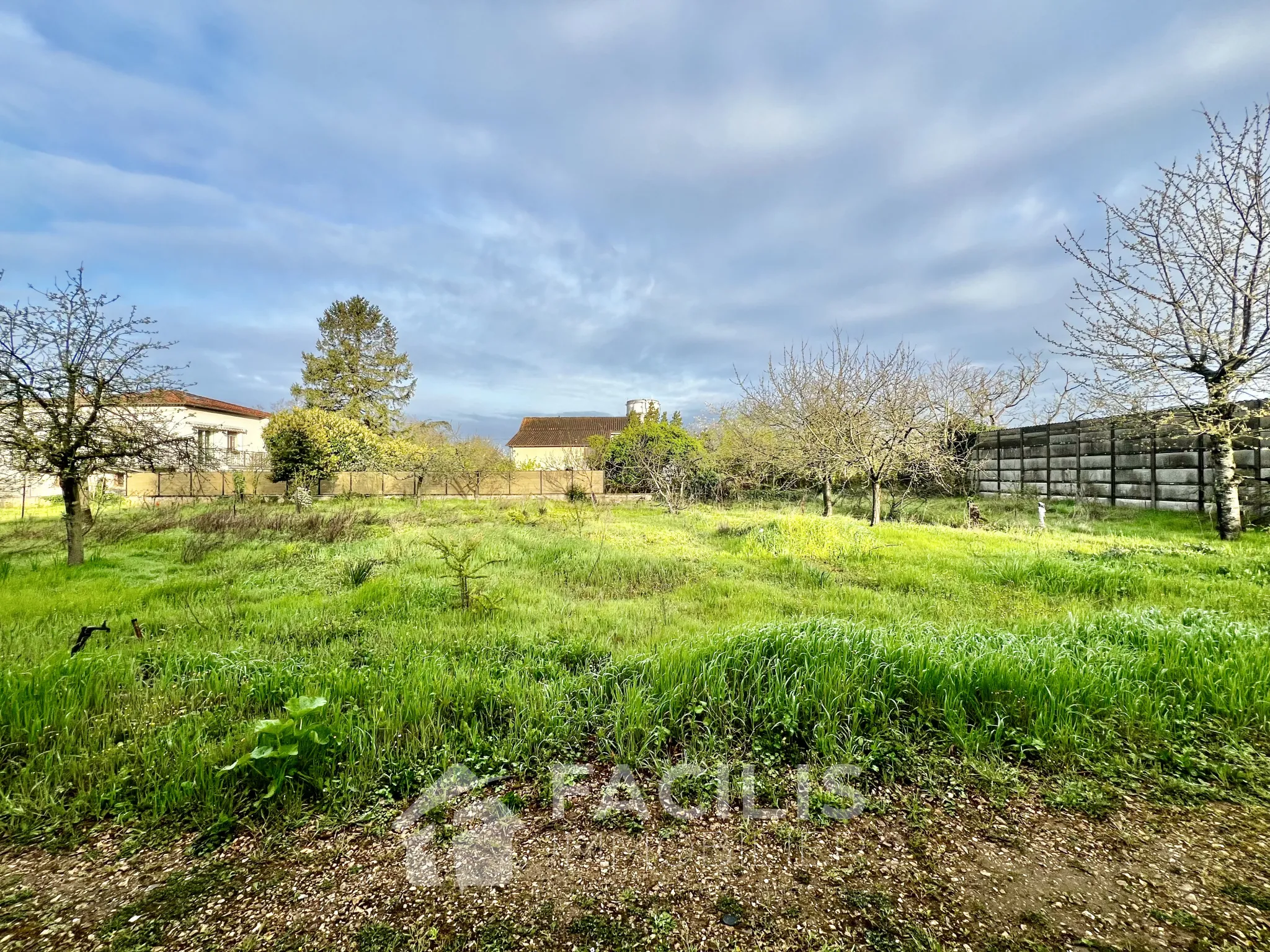 Terrain à bâtir viabilisé de 1 082 m² à Poitiers 