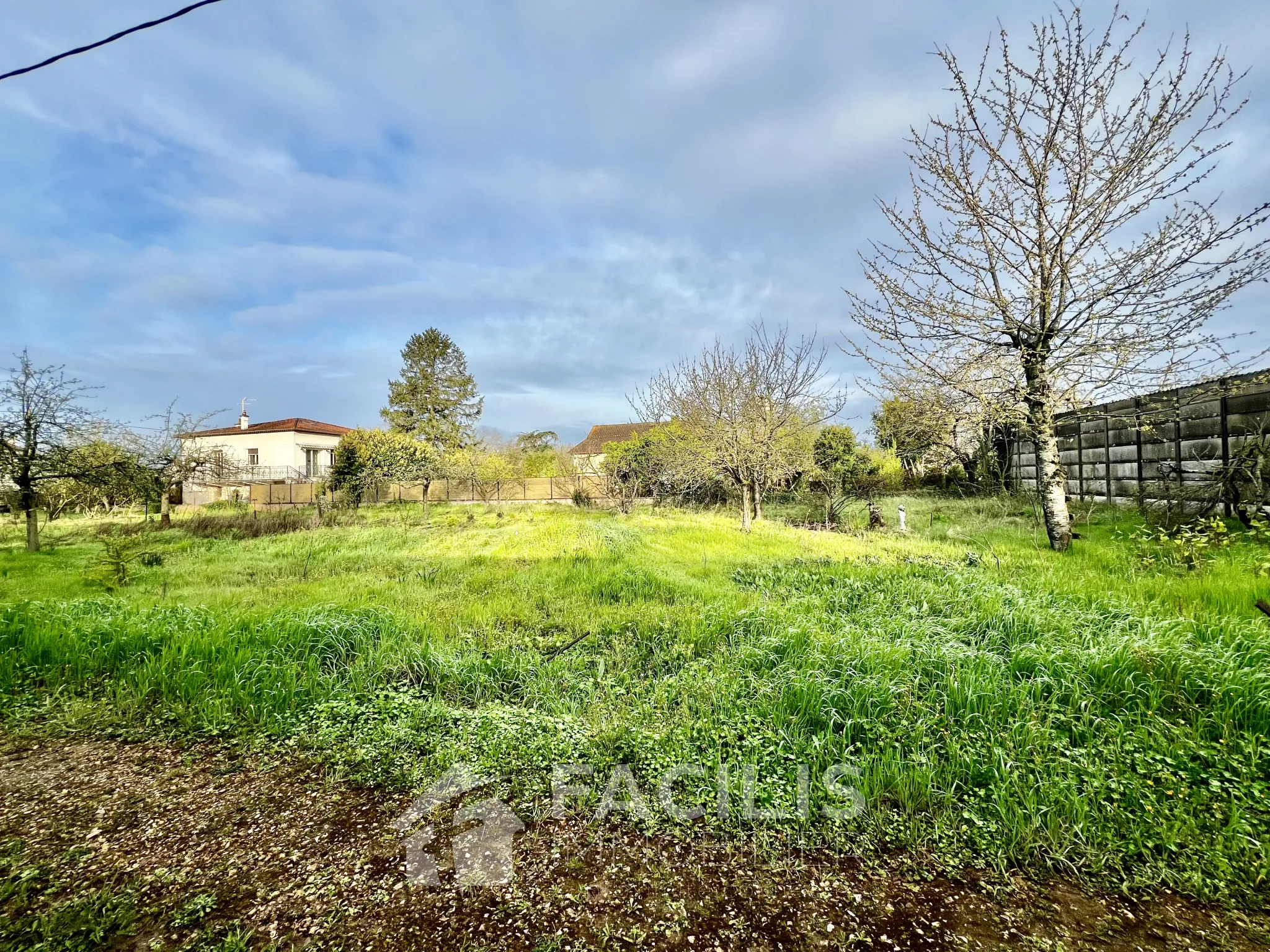 Terrain à bâtir viabilisé de 1 082 m² à Poitiers 