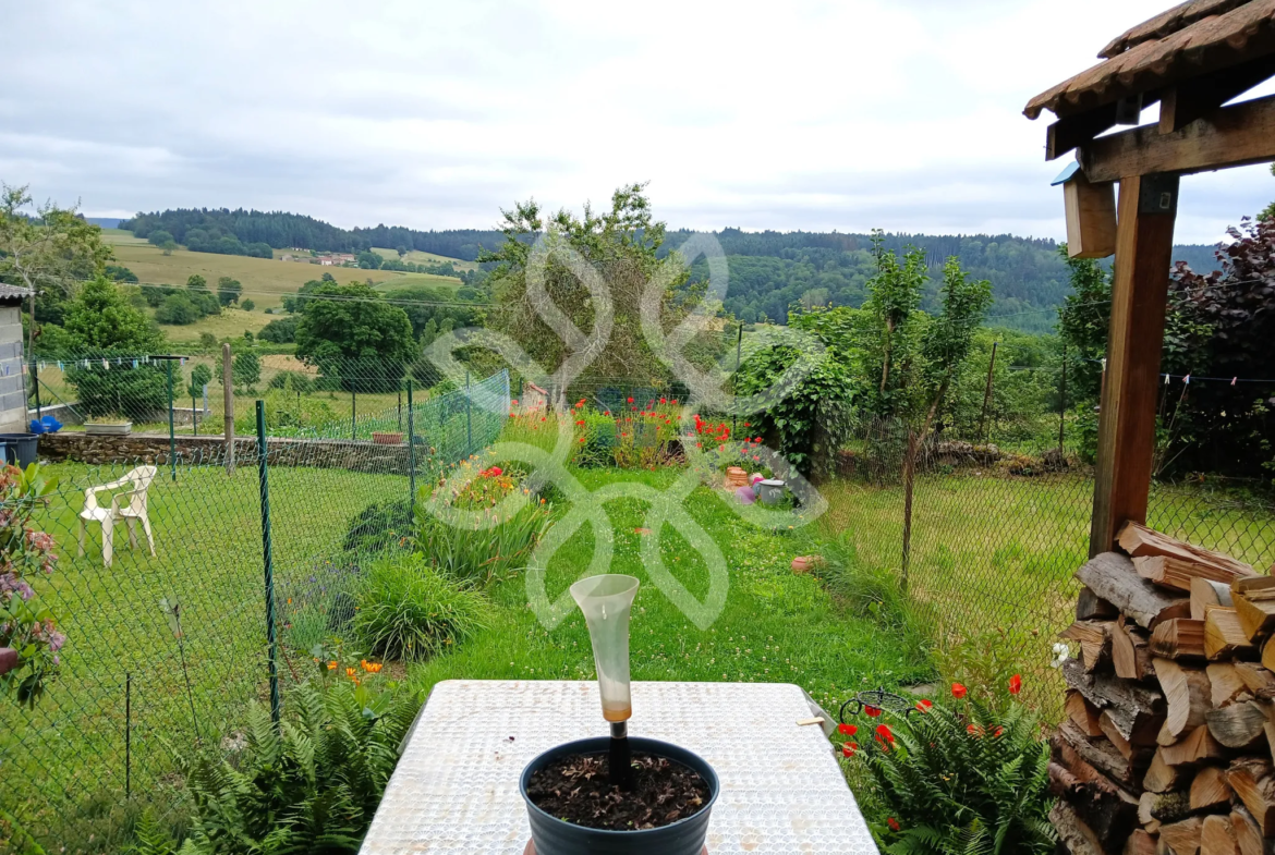 Charmante maison de bourg avec terrain à Champagnac-le-Vieux 