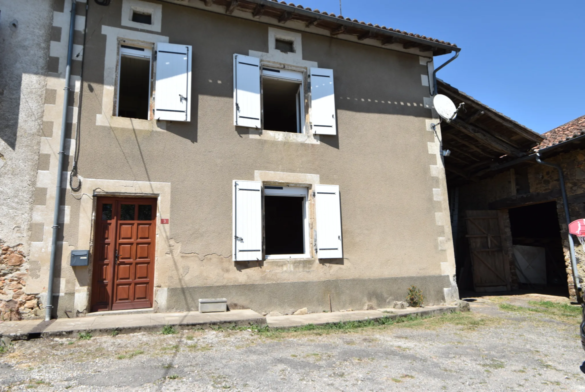 Maison de hameau à rénover à Roussines 