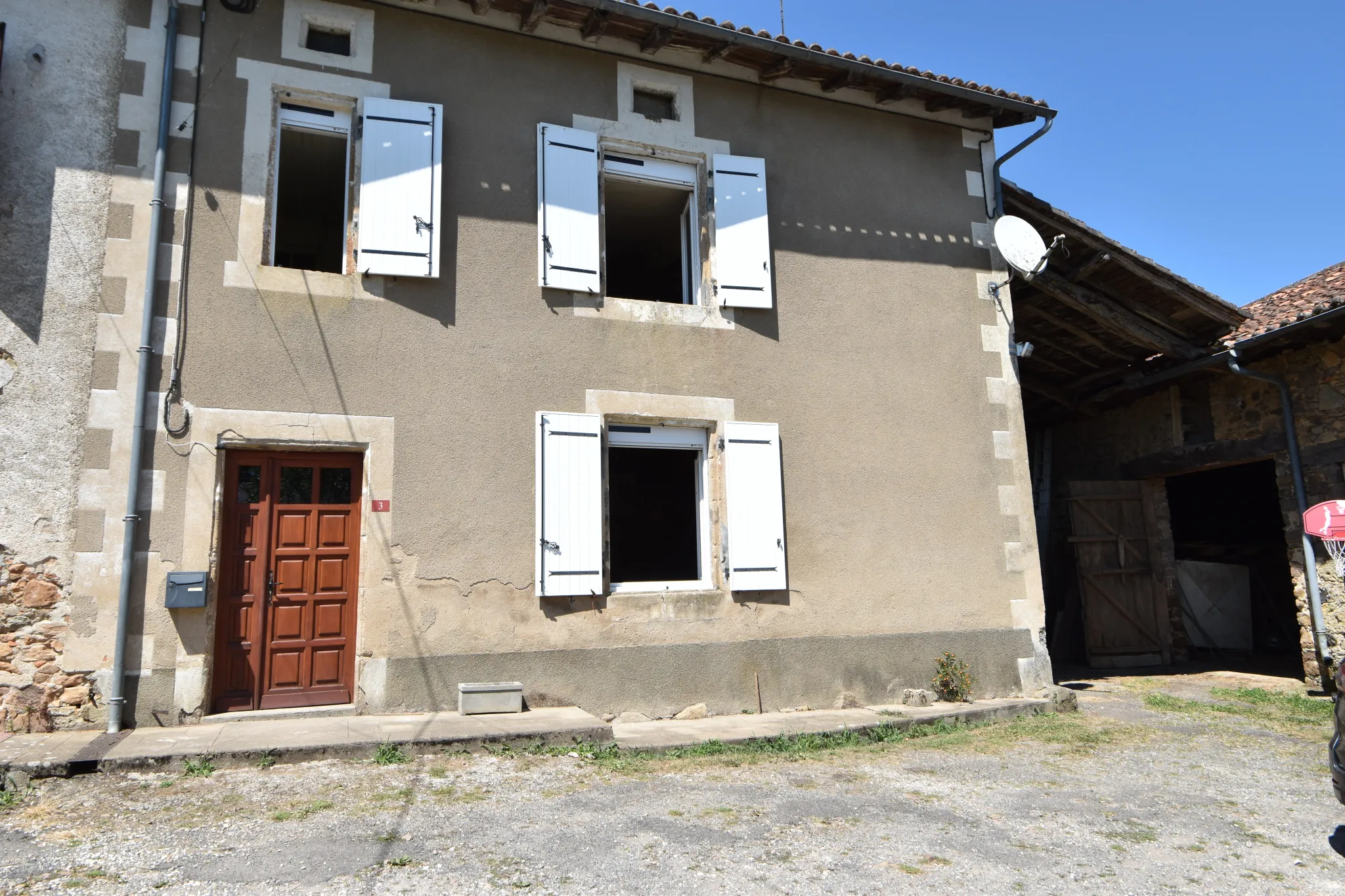 Maison de hameau à rénover à Roussines 