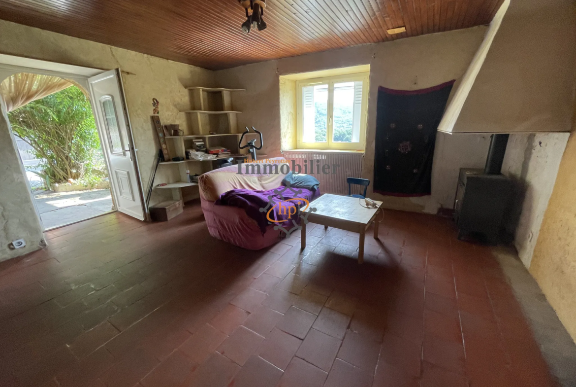 Maison en pierres avec terres à vendre à Broquiès 