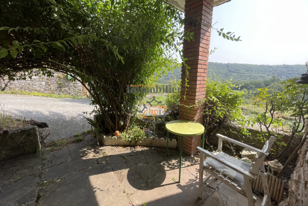 Maison en pierres avec terres à vendre à Broquiès 