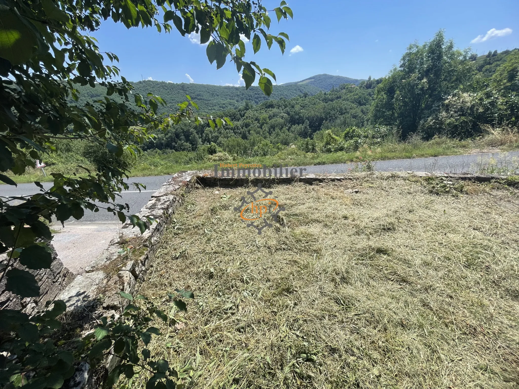 Maison en pierres avec terres à vendre à Broquiès 