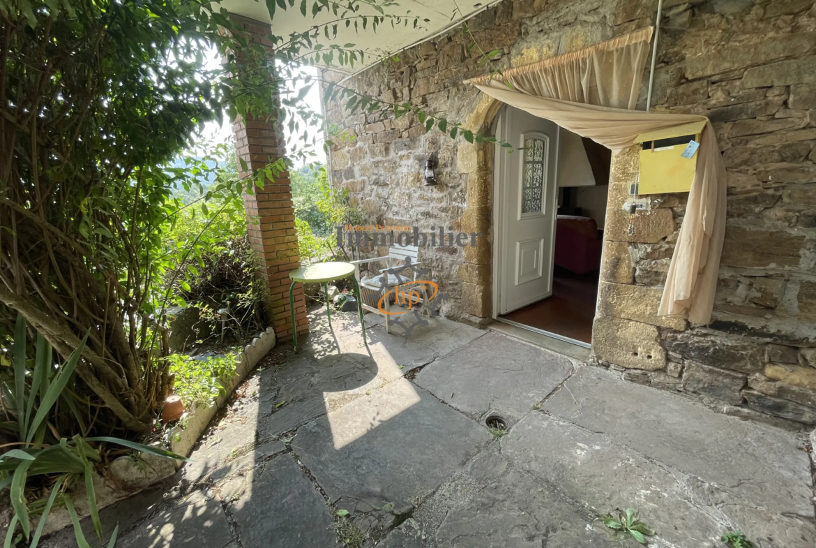 Maison en pierres avec terres à vendre à Broquiès 