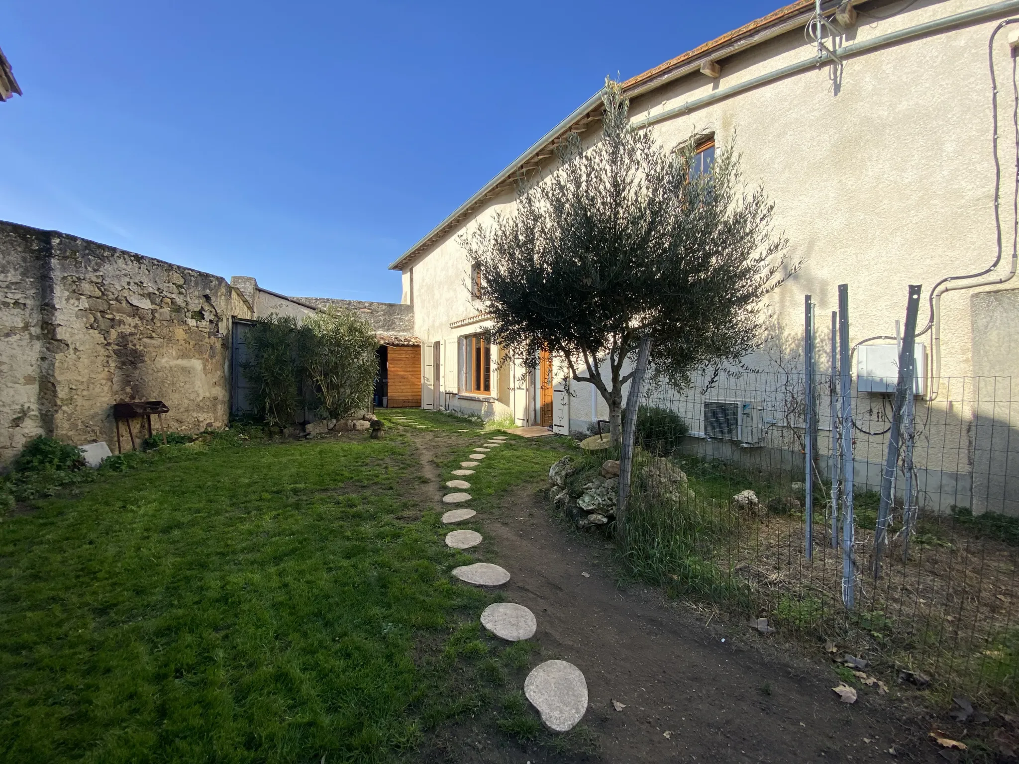 Maison de village à Fources avec jardin et bâtiment à restaurer 