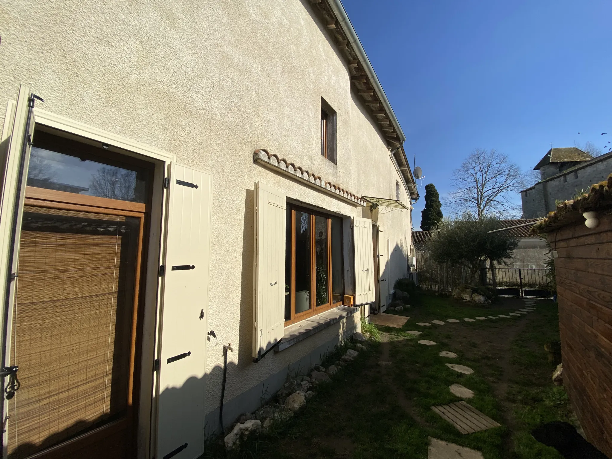 Maison de village à Fources avec jardin et bâtiment à restaurer 