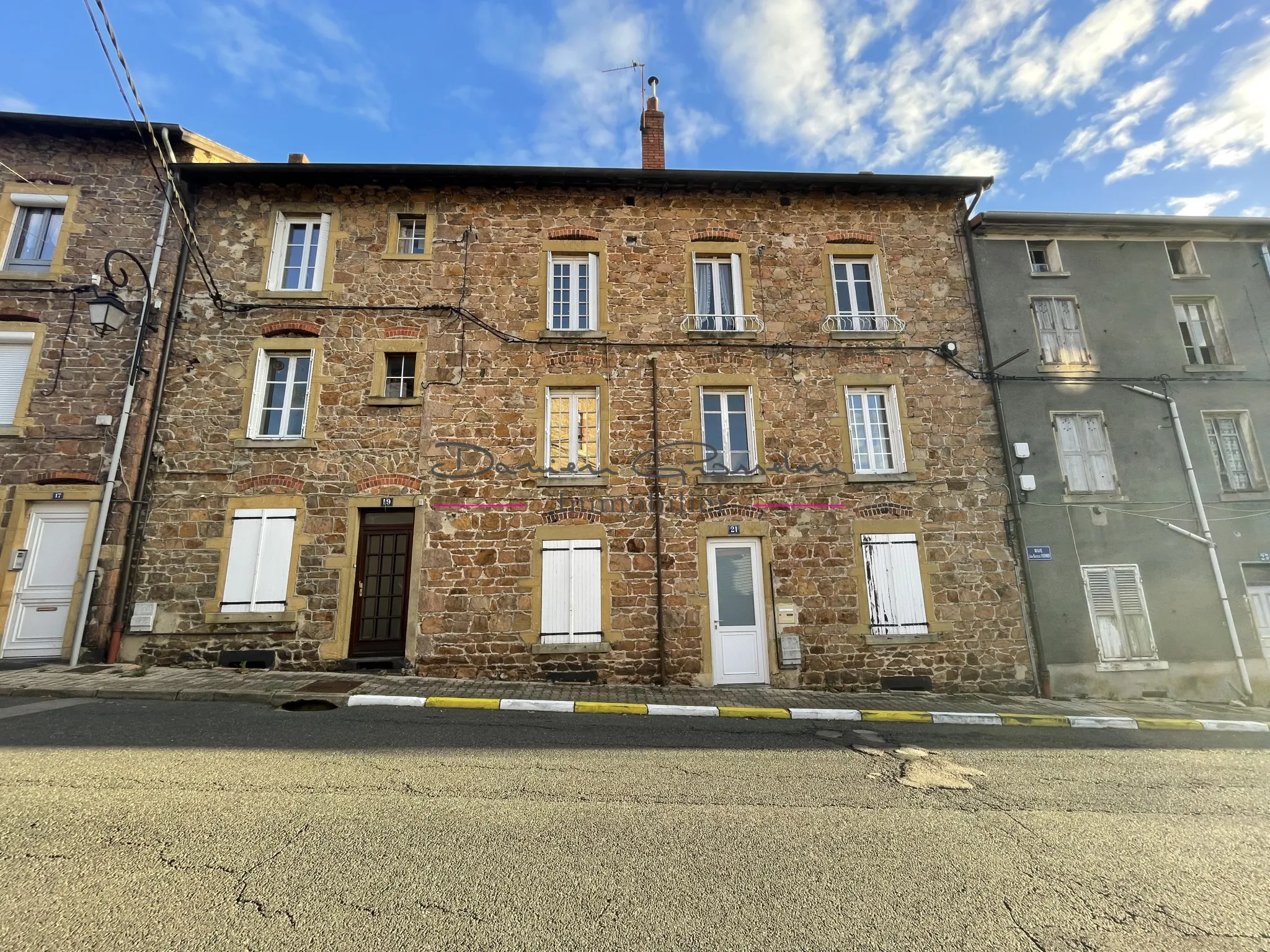 Immeuble à vendre à Bourg de Thizy avec jardin arboré 