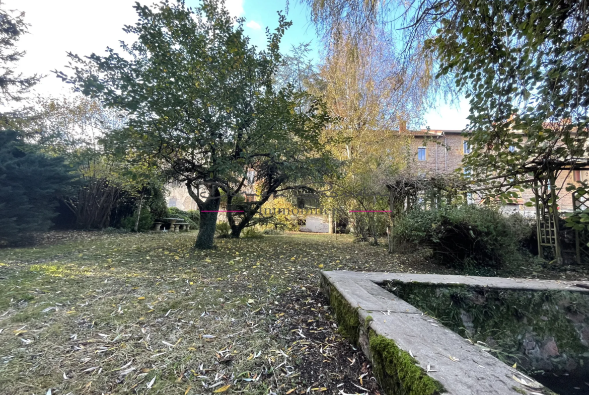 Immeuble à vendre à Bourg de Thizy avec jardin arboré 