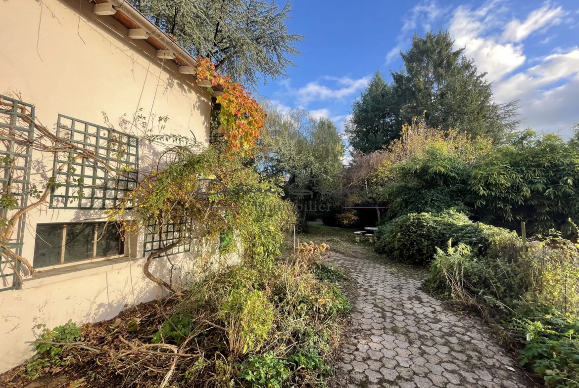 Immeuble à vendre à Bourg de Thizy avec jardin arboré 