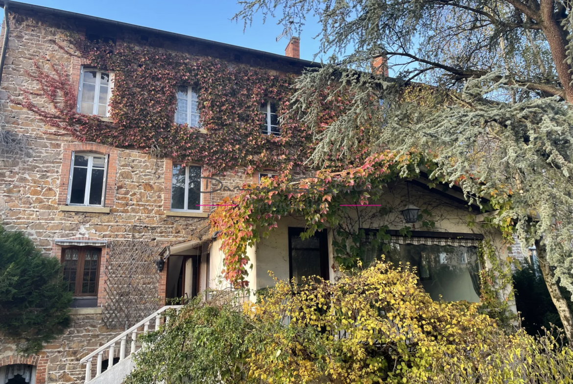 Immeuble à vendre à Bourg de Thizy avec jardin arboré 