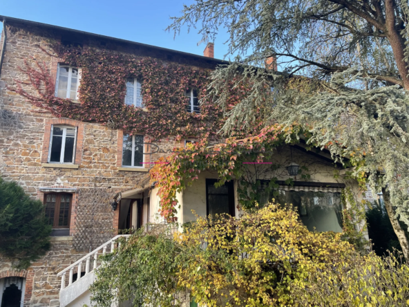 Immeuble à vendre à Bourg de Thizy avec jardin arboré