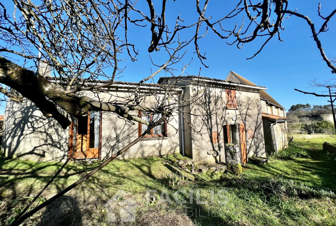 Maison en Pierres à Rénover à Vivonne (86370) - 2 Chambres - Terrain 669 m2 