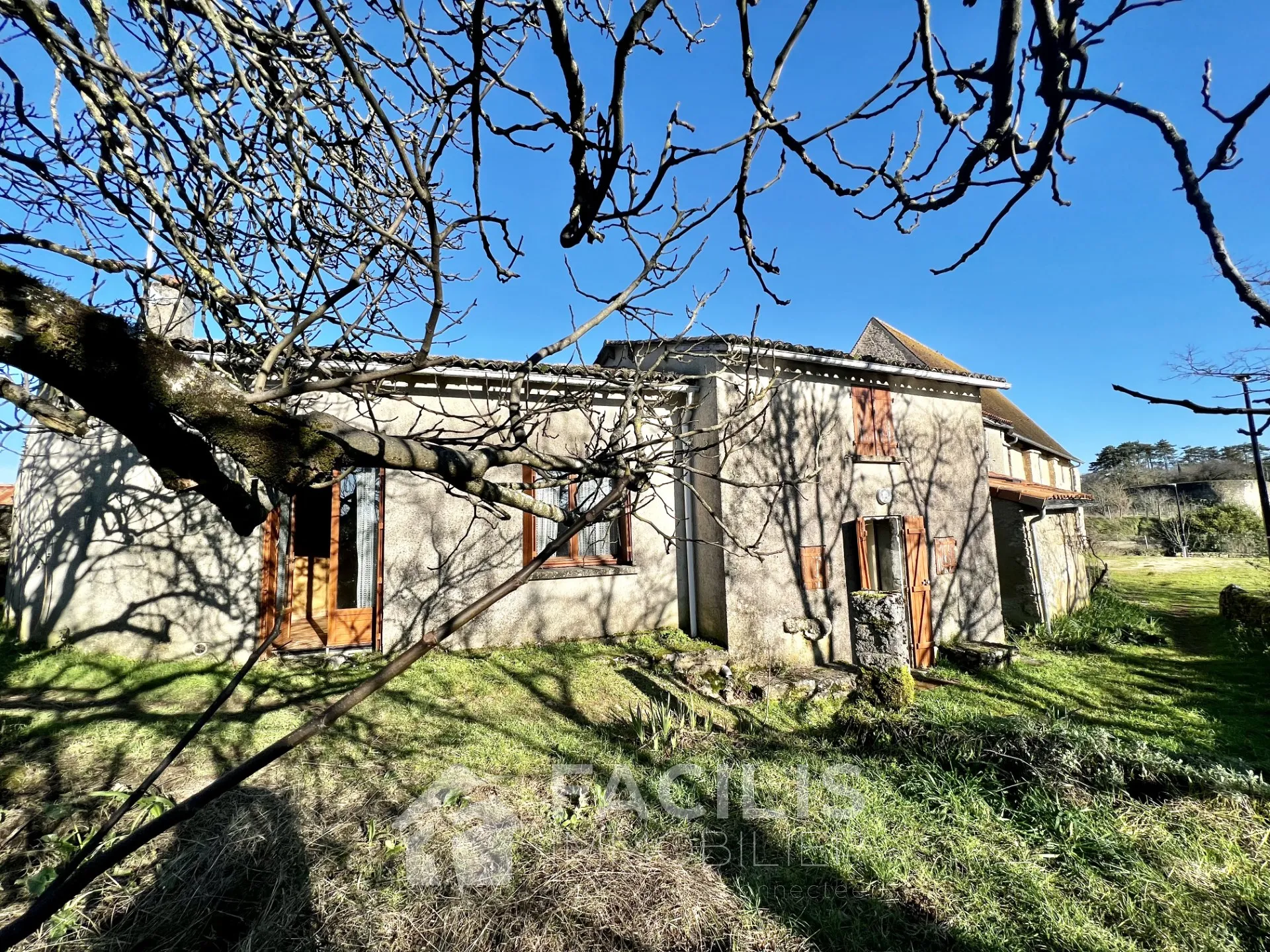 Maison en Pierres à Rénover à Vivonne (86370) - 2 Chambres - Terrain 669 m2 