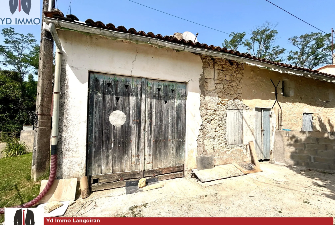 Maison en pierre de 44 m2 à rénover à Langoiran avec jardin 