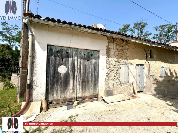 Maison en pierre de 44 m2 à rénover à Langoiran avec jardin