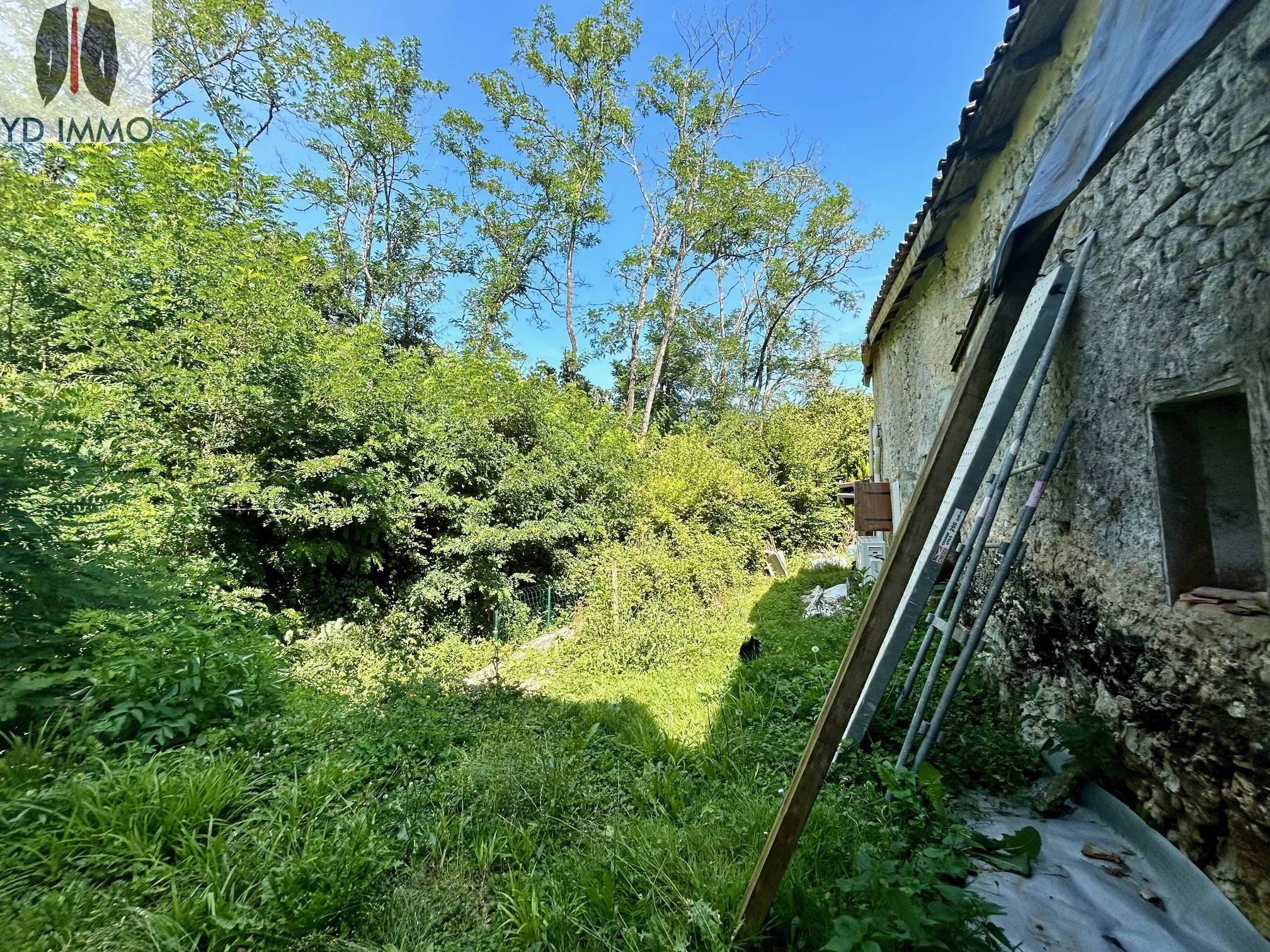 Maison en pierre de 44 m2 à rénover à Langoiran avec jardin 