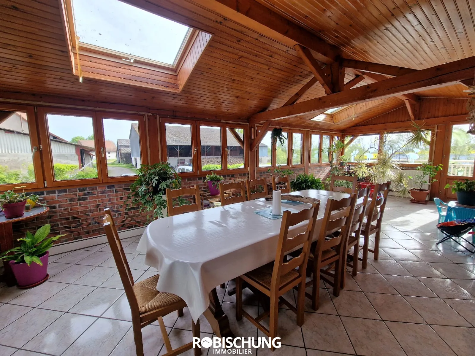 Maison individuelle avec dépendance et grand terrain à Chavannes sur l'étang 