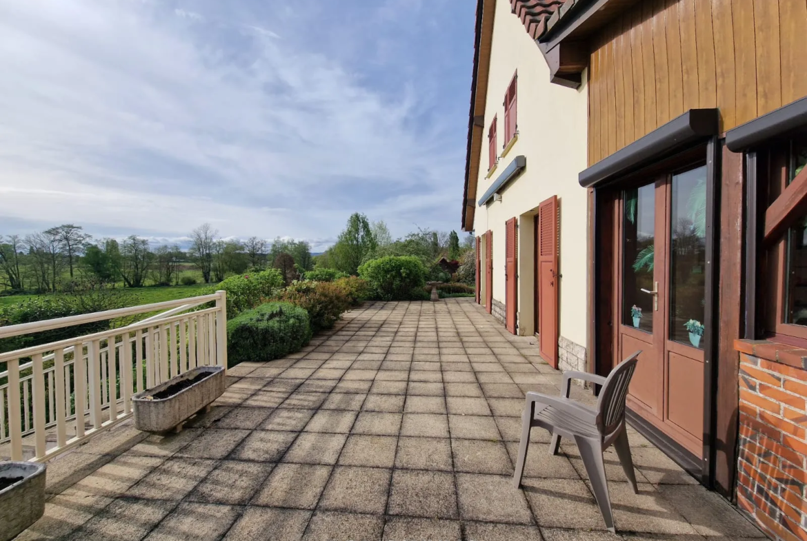 Maison individuelle avec dépendance et grand terrain à Chavannes sur l'étang 