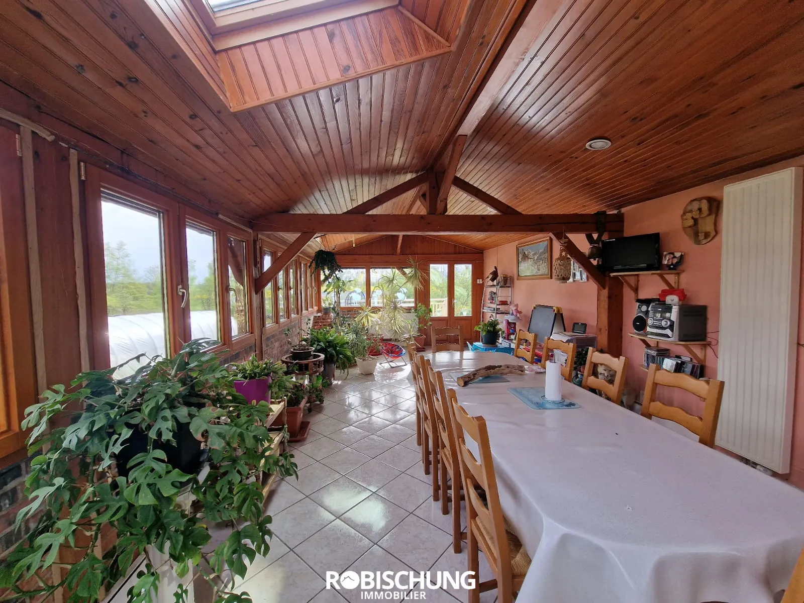 Maison individuelle avec dépendance et grand terrain à Chavannes sur l'étang 