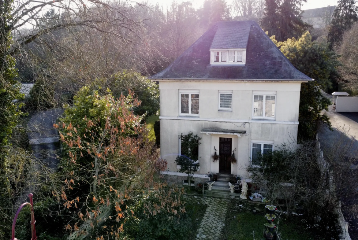 Maison de maître à rénover à Villedieu-les-Poêles 