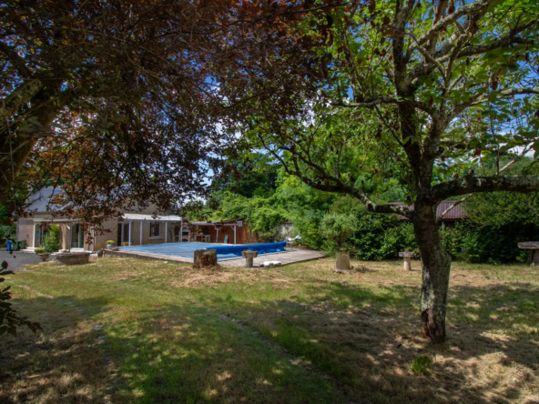 Maison proche de Saintes, 100 m² avec piscine et 18 000 m² de terrain