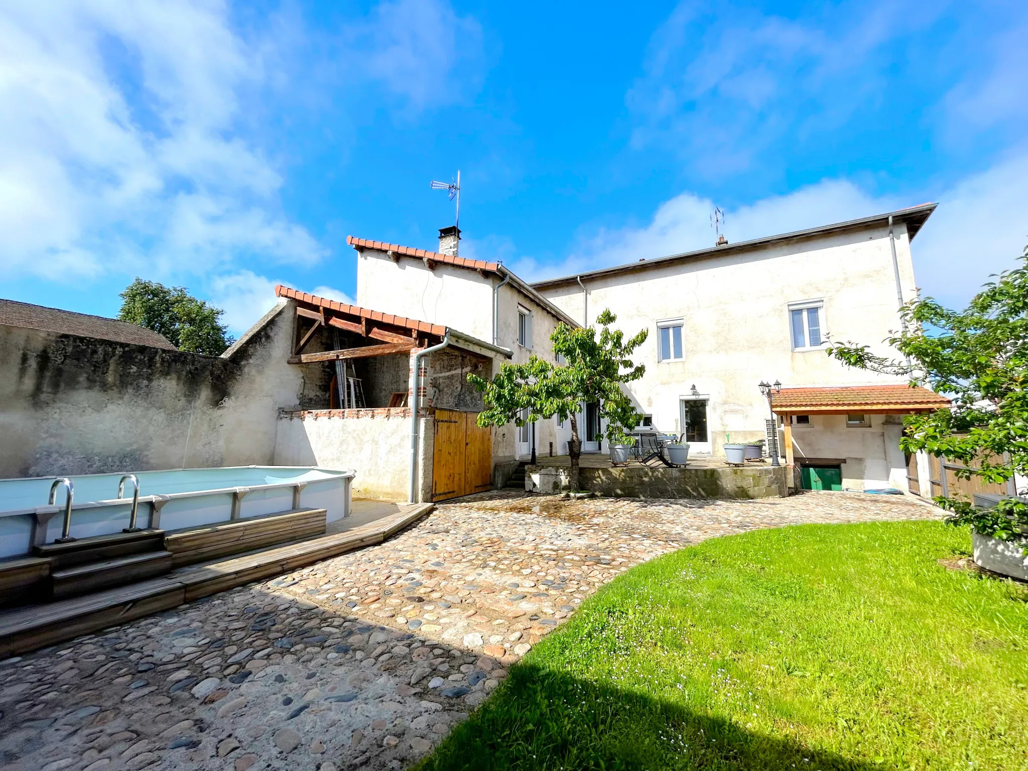 Grande Maison Familiale Rénovée à Magneux Haute Rive avec Terrain et Piscine 