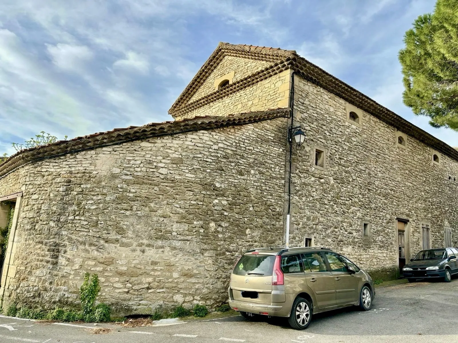 Grange à rénover à proximité de Grignan offrant un immense potentiel 