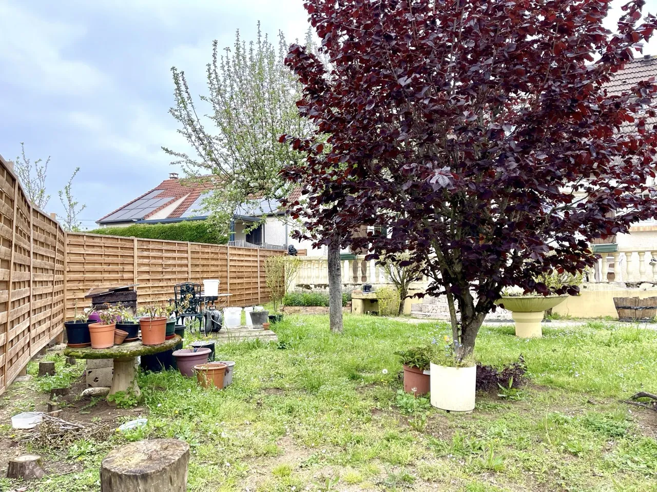 Maison des années 1980 avec 105m2 habitables et jardin 