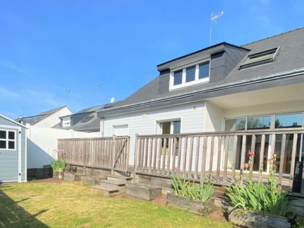 Maison mitoyenne rénovée à Laval avec terrasse