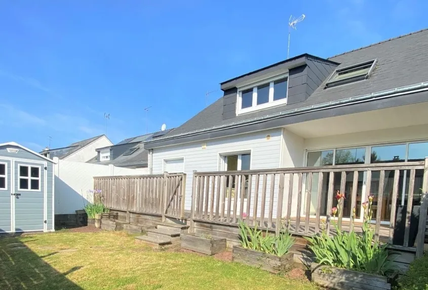 Maison mitoyenne rénovée à Laval avec terrasse 