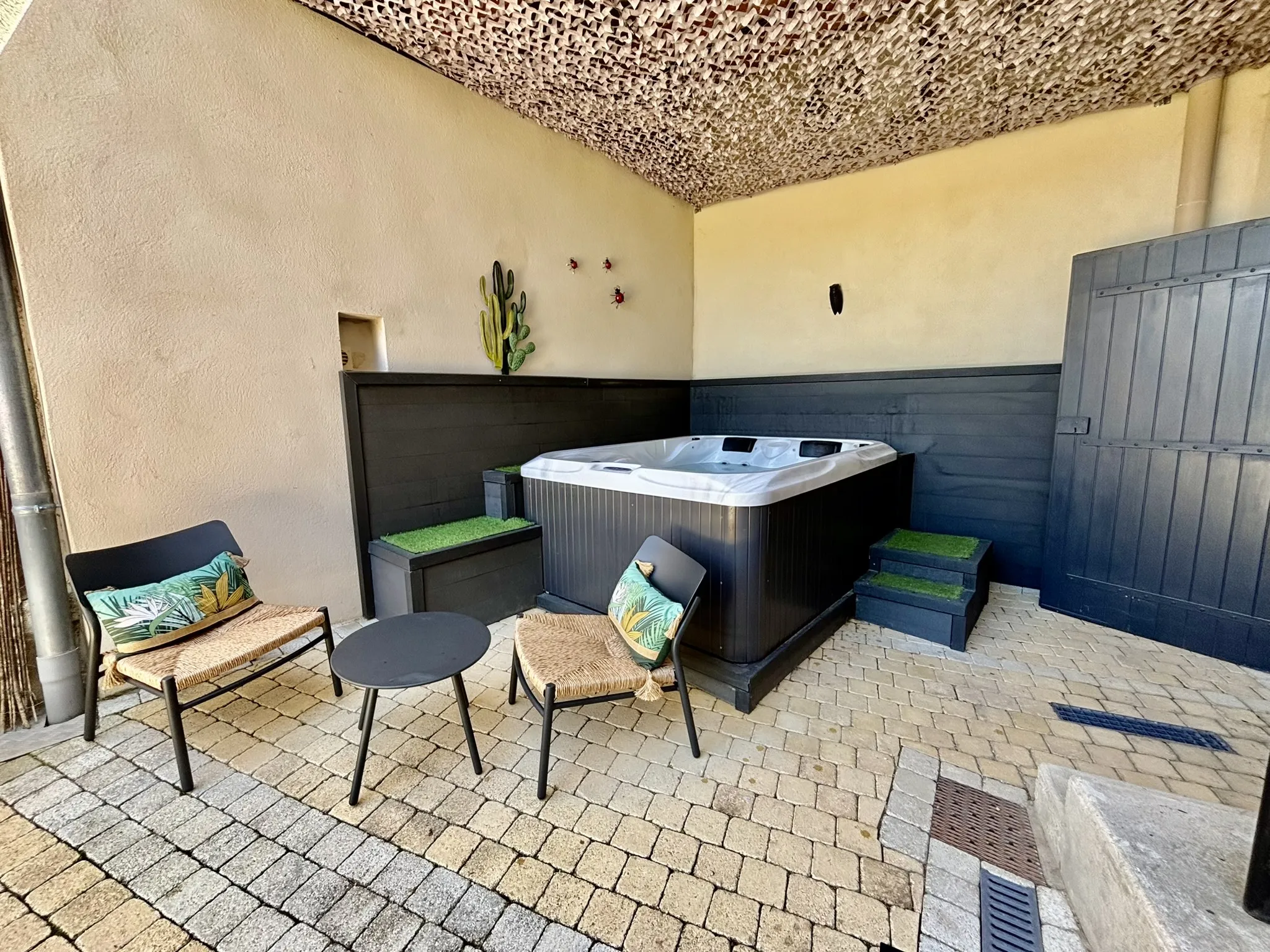 Maison de village rénovée à Suzette avec garage et jacuzzi 