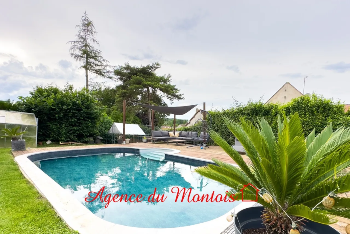 Pavillon traditionnel rénové à Donnemarie-Dontilly avec jardin et piscine. 