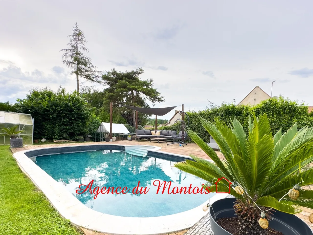 Pavillon traditionnel rénové à Donnemarie-Dontilly avec jardin et piscine. 