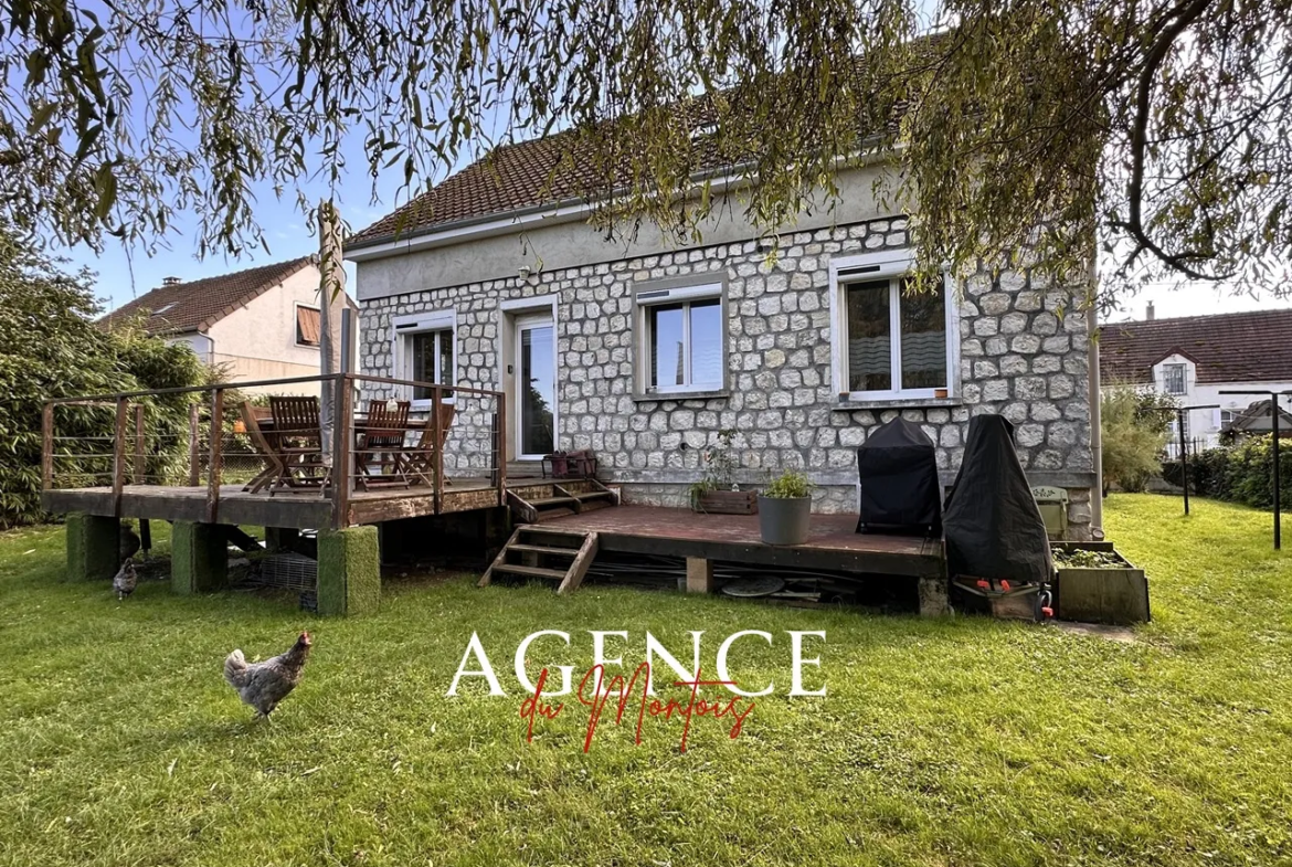 Pavillon traditionnel rénové à Donnemarie-Dontilly avec jardin et piscine. 