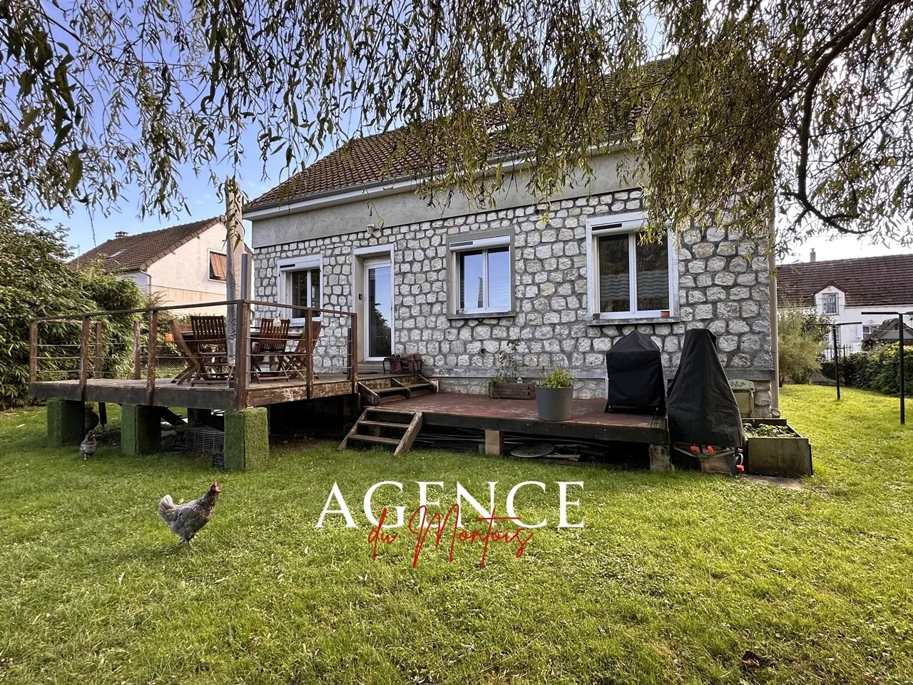 Pavillon traditionnel rénové à Donnemarie-Dontilly avec jardin et piscine. 