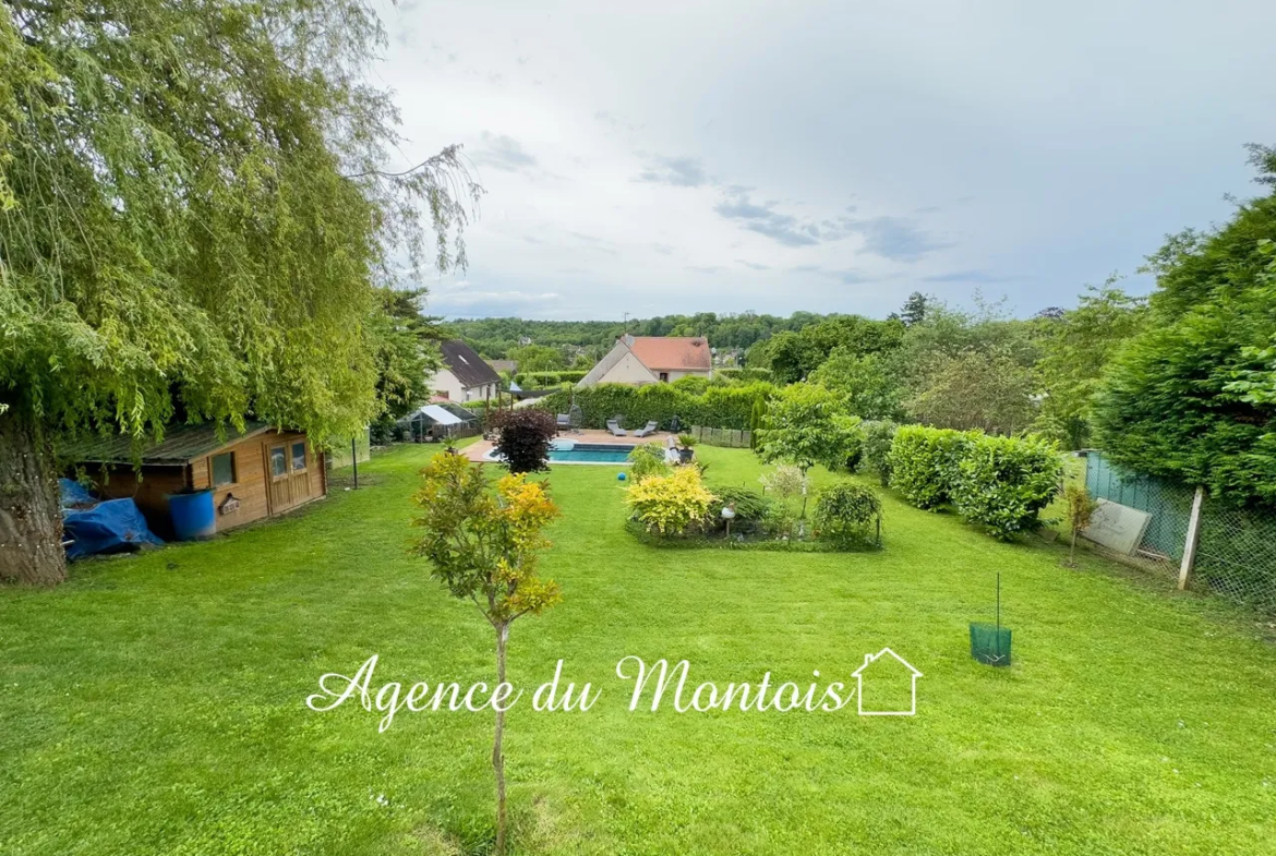 Pavillon traditionnel rénové à Donnemarie-Dontilly avec jardin et piscine. 