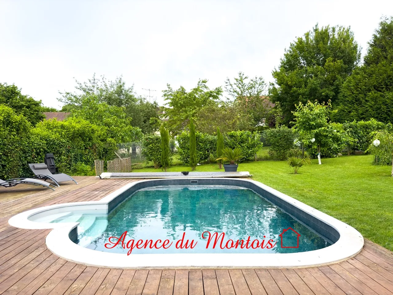 Pavillon traditionnel rénové à Donnemarie-Dontilly avec jardin et piscine. 